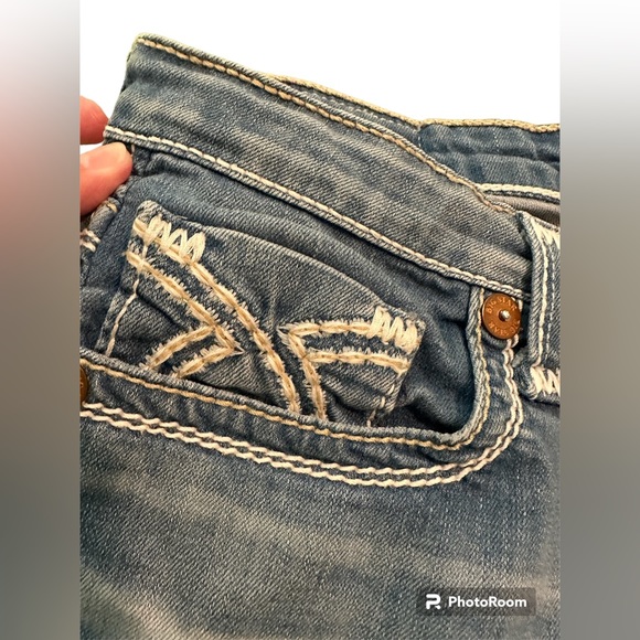 UEC- Women’s Big Star Brand “Liv” Shorts in size 29. Beautifully distressed. - Picture 6 of 8